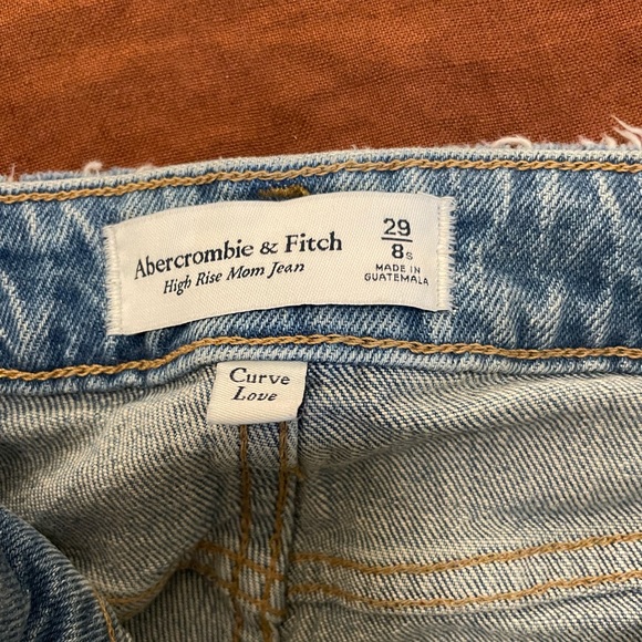 NWT Abercrombie high rise mom jean 29S/8S - Picture 3 of 3